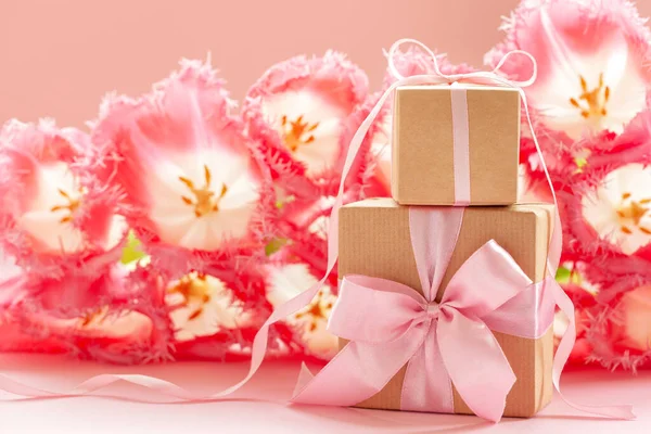 Twee Geschenk Doos Verpakt Met Ambachtelijk Papier Roze Strik Roze — Stockfoto