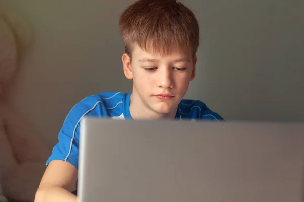 Portre Genç Evde Ders Çalışıyor Liseli Çocuk Dizüstü Bilgisayar Ekranına — Stok fotoğraf
