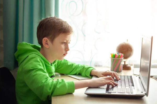 Ritratto Ragazzo Digitando Sul Computer Studiare Casa Istruzione Knowlege Tecnologia — Foto Stock