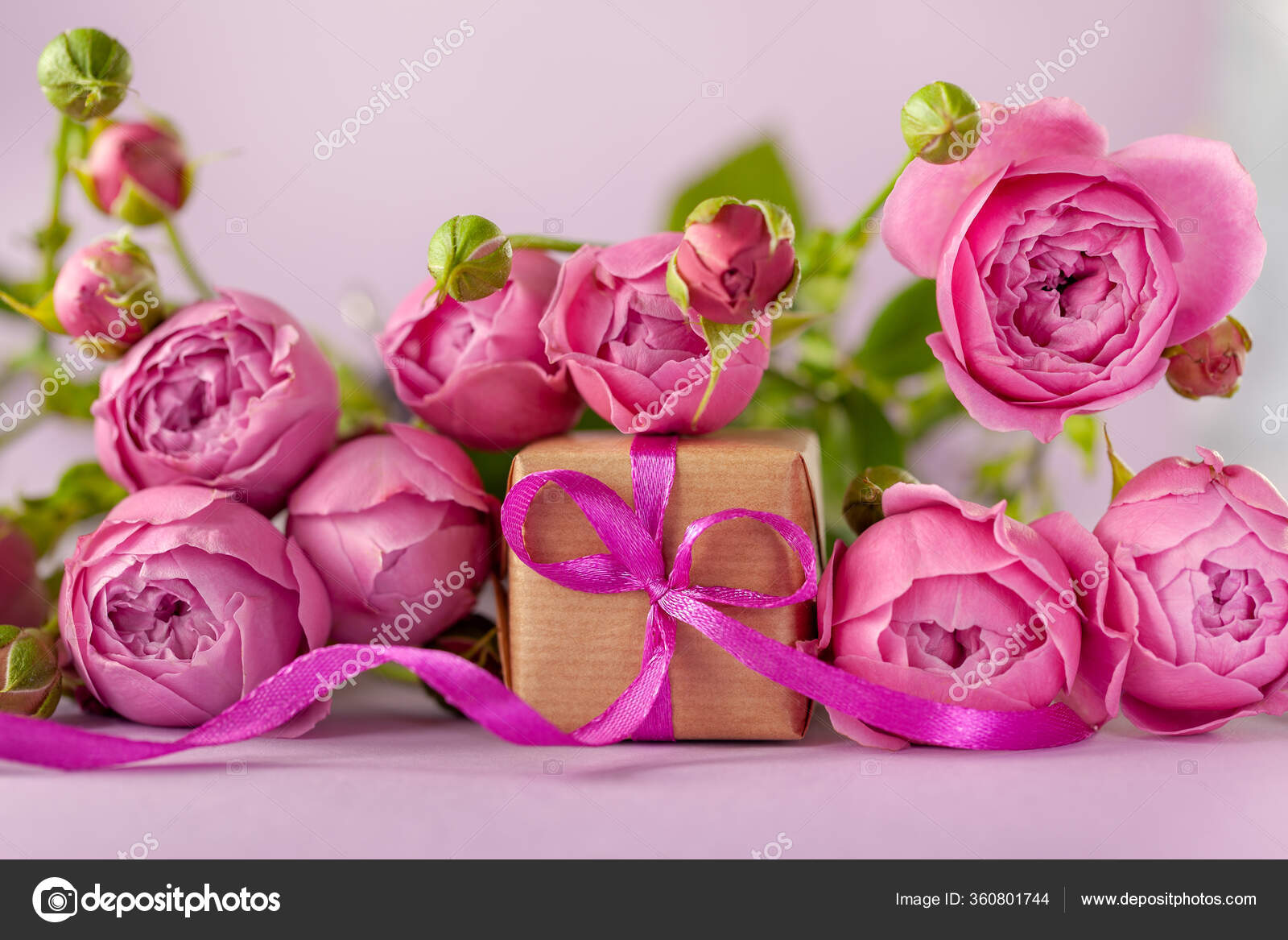 Regalo Caja Regalo Con Hermosas Flores Rosas Ramo Rosas Tarjeta — Foto de  stock #360801744 © Zaikina, image size:1600x1167