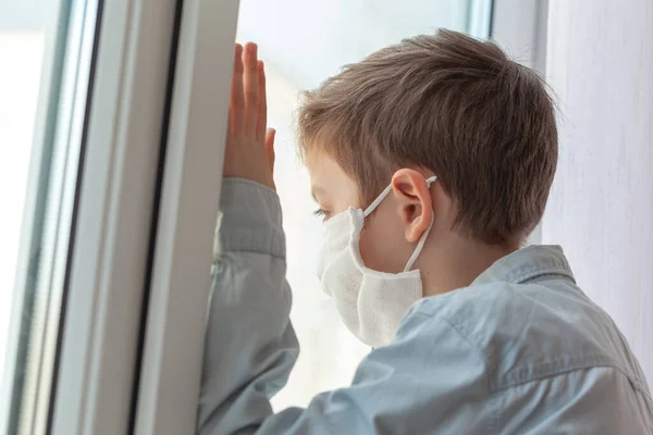 Egy Gyerek Orvosi Maszkban Aki Üvegen Néz Utcára Koronavírus Világjárvány — Stock Fotó