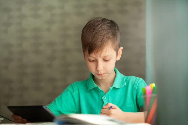 Fernunterricht Kind Schreibt Hausaufgaben Mit Digitalem Tablet Konzept Online Bildung — Stockfoto