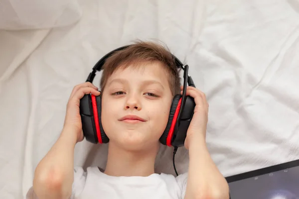 Niño Usando Tableta Digital Portátil Escuchando Música Alfombra Casa Concepto —  Fotos de Stock