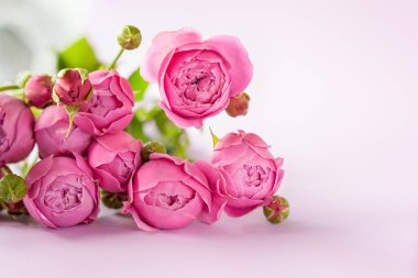 Arka planda bir demet pembe gül buketi, metin için kopyalama alanı. Anneler Günü için tebrik kartı.