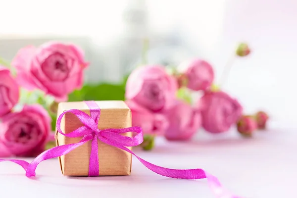美しいピンクの花のバラの花束とプレゼントボックス 母の日 幸せな誕生日 または女性とバレンタインデーのグリーティングカード — ストック写真