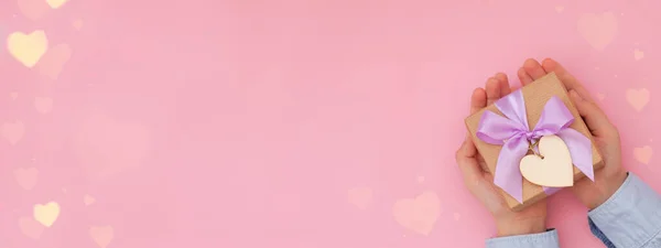 Руки Мальчика Держат Подарочную Коробку Завернутую Бумагу Завязанную Бантом Розовом — стоковое фото