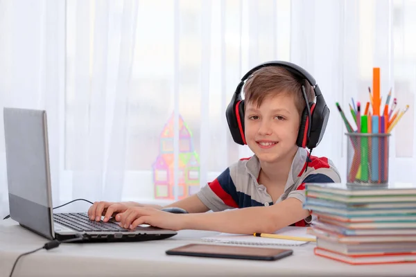 Uzaktan Öğrenme Çocuk Dijital Tabletle Ödev Yazma Çevrimiçi Eğitim Kavramı — Stok fotoğraf