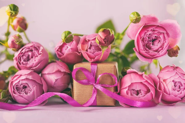 Cadeau Geschenkdoos Met Mooie Roze Bloemen Rozen Boeket Wenskaart Voor — Stockfoto