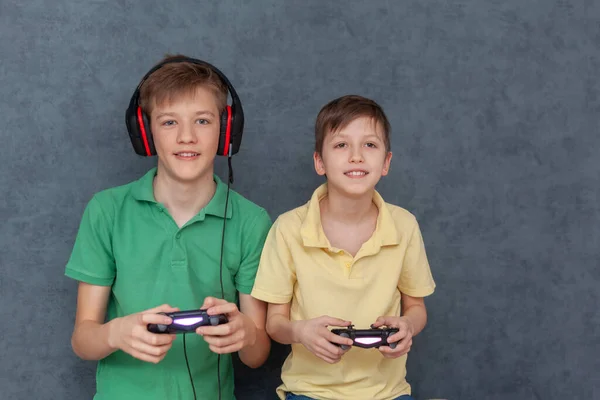 Two Friends Boys Enjoying Playing Videogame Playstation Resting Home Plays — Stock Photo, Image