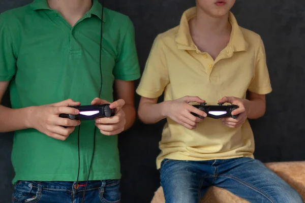 Dos Amigos Chicos Disfrutando Jugando Videojuegos Playstation Descanso Casa Juega — Foto de Stock