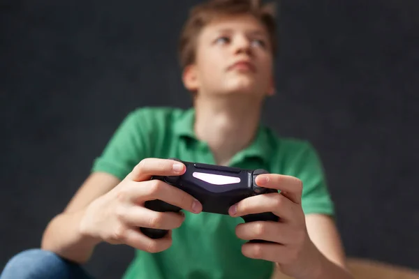 Niño Sosteniendo Joystick Jugando Videojuego Descanso Casa Enfoque Controlador Inalámbrico — Foto de Stock