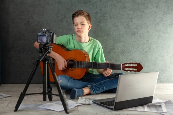 Teenager Toglie Vlog Una Partita Una Chitarra Casa Sulla Fotocamera — Foto Stock