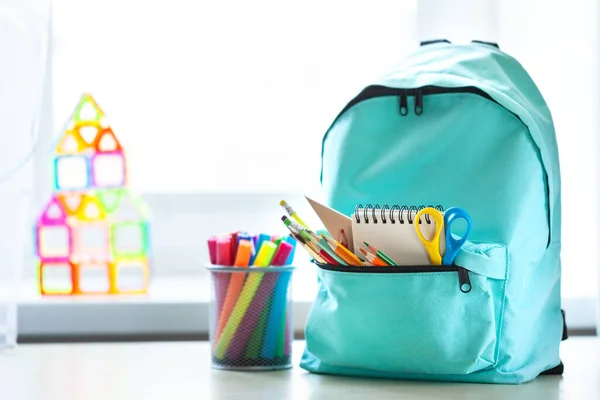 Mochila Escolar Azul Con Útiles Escolares Mesa Habitación Los Niños —  Fotos de Stock