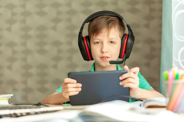 Fernlernendes Kind Mit Kopfhörer Schaut Sich Eine Unterrichtsstunde Auf Einem — Stockfoto
