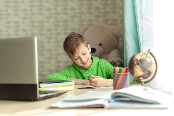 Çocuk Evde Ödev Yazıyor Kitap Okuyor Masadaki Mesafeli Öğrenme Çocuğu — Stok fotoğraf