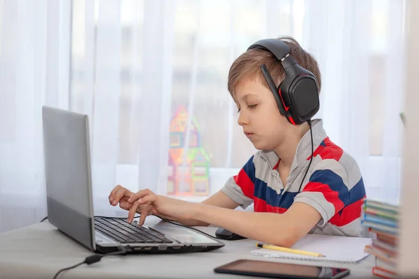 Porträt Kind Mit Kopfhörer Das Computer Tippt Hause Lernt Bildungswissen — Stockfoto