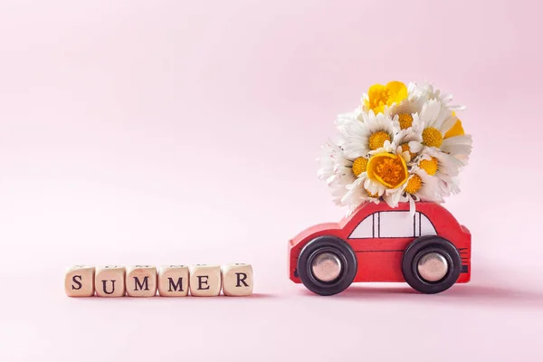 Červená Hračka Auto Přináší Krásné Kytice Divokých Květin Letním Textem — Stock fotografie