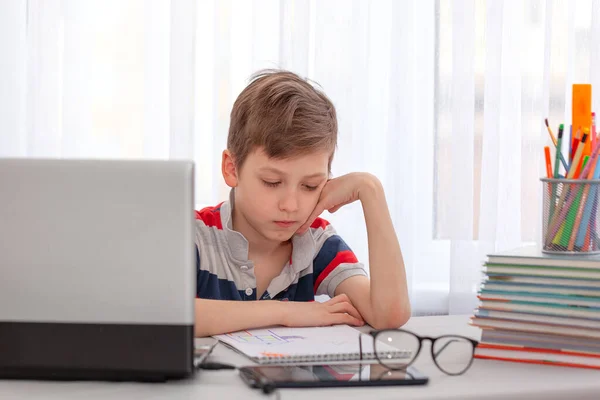 Porträtt Unge Sitter Vid Bordet Datorn Studerar Hemma Trött Skolpojke — Stockfoto