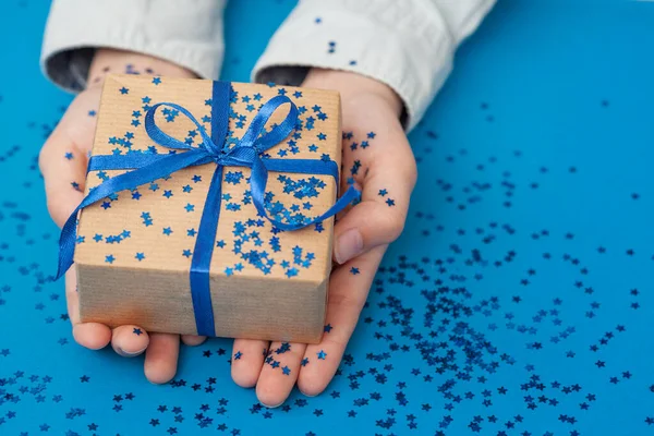 Блестящая Подарочная Коробка Завернутая Бумагу Завязанная Бантиком Руки Малыша Открытки — стоковое фото