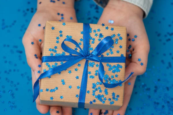 Caja Regalo Brillante Envuelta Papel Artesanal Atada Con Lazo Las — Foto de Stock