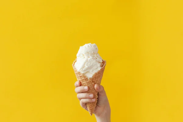 아이들의 손에는 노란색 배경에 맛있는 바닐라 아이스크림 — 스톡 사진