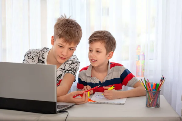 Online Fernunterricht Zwei Brüder Lernen Hause Mit Notizbuch Und Machen — Stockfoto