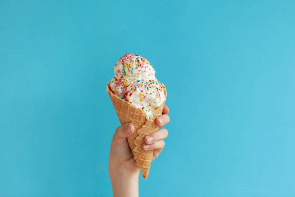 아이들의 손에는 다미아 아이스크림 — 스톡 사진
