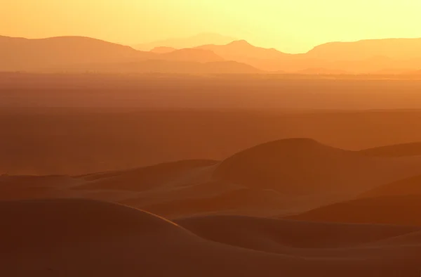 Sahra Çölü üzerinde günbatımı — Stok fotoğraf