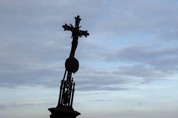 Crucifixo no cemitério abandonado — Fotografia de Stock