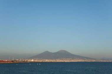 Vezüv Yanardağı ve Napoli resimde Napoli Körfezi
