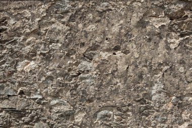 Kırık alçılı eski duvar.