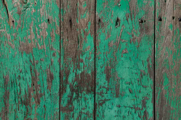 緑色に塗られた古いぼろぼろの木製の板 — ストック写真