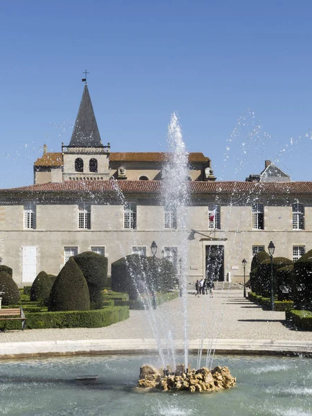 Fontein in de tuin van het Bisschoppelijk paleis in Castres — Stockfoto