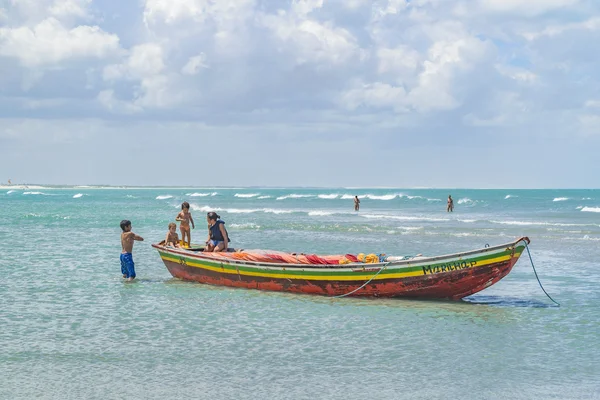 Lidé na lodi v Brazílii pláž Jericoacoara — Stock fotografie