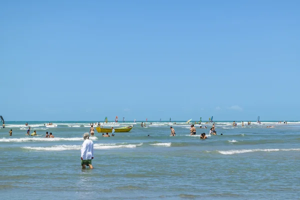 Persone Fare il bagno nel mare Jericoacoara Brasile — Foto Stock