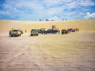 Bir grup insan Cars Jericoacoara Dunes içinde