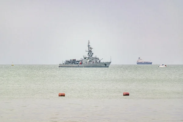 Leger schip op oceaan Salinas, Ecuador — Stockfoto