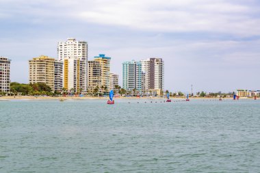 Modern binalar ve Pasifik Okyanusu Salinas Ekvador