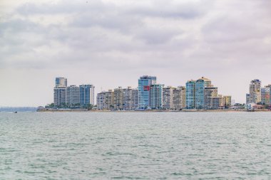 Modern binalar ve Pasifik Okyanusu Salinas Ekvador