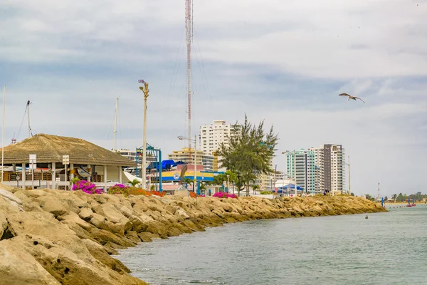 Rock dalgakıran Salinas Ekvador