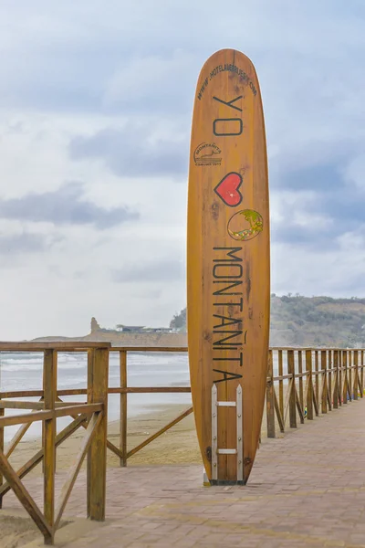 Sculpture de planche de surf à la Promenade Monanita Beach Equateur — Photo