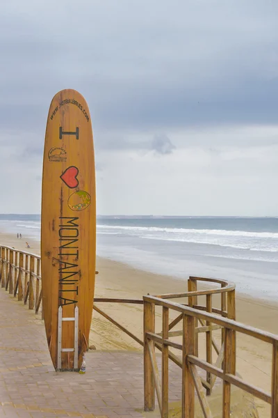 Scultura tavola da surf a Promenade Monanita Beach Ecuador — Foto Stock