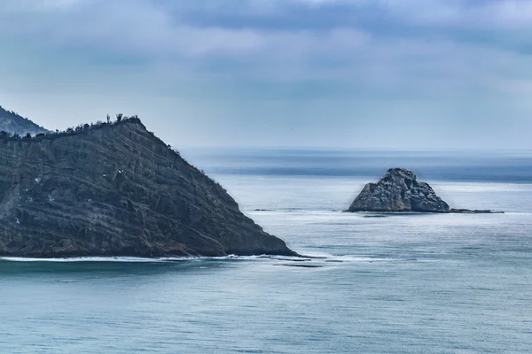 Big rocky boulders at coast of pacific ocean — ストック写真