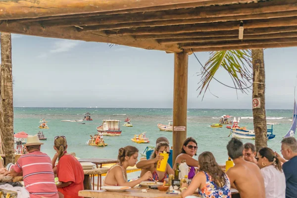 Restaurante lleno de gente frente a la playa — Foto de Stock