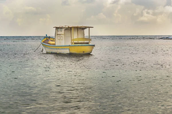 Kleines schiff am meer porto galinhas brasilien — Stockfoto