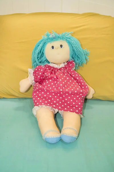 可爱的小女孩娃娃在床上 — 图库照片