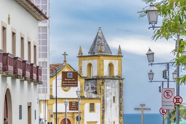 Buitenzijde gevel antieke koloniaal kerk Olinda, Brazilië — Stockfoto