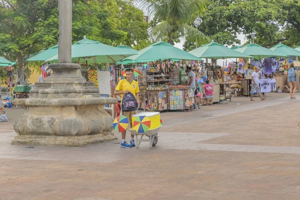 Människor på gatan rättvis Olinda, Brasilien — Stockfoto