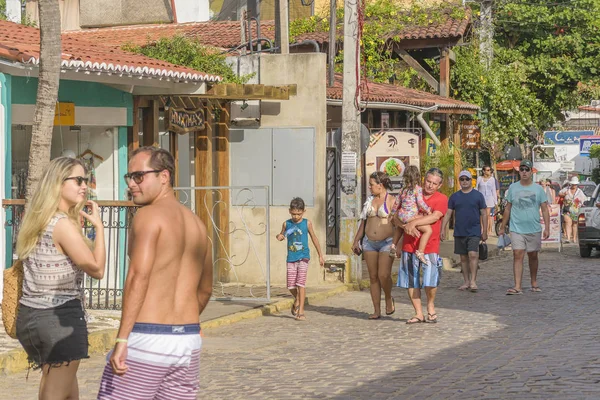 走在巴西琵树街的人们 — 图库照片