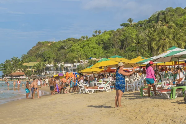 Emberek strandon, Pipa, Brazília — Stock Fotó